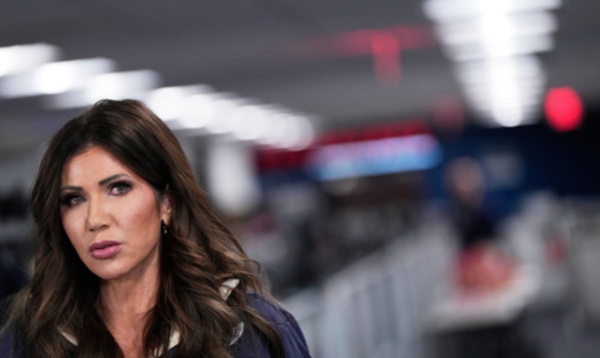 Senadora pide la destitución de Kristi Noem mientras crece la furia por el tiroteo de Minneapolis