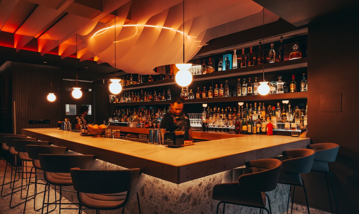 Aurora: donde utilizan técnicas del laboratorio para confeccionar cocteles  tan vistosos como exóticos