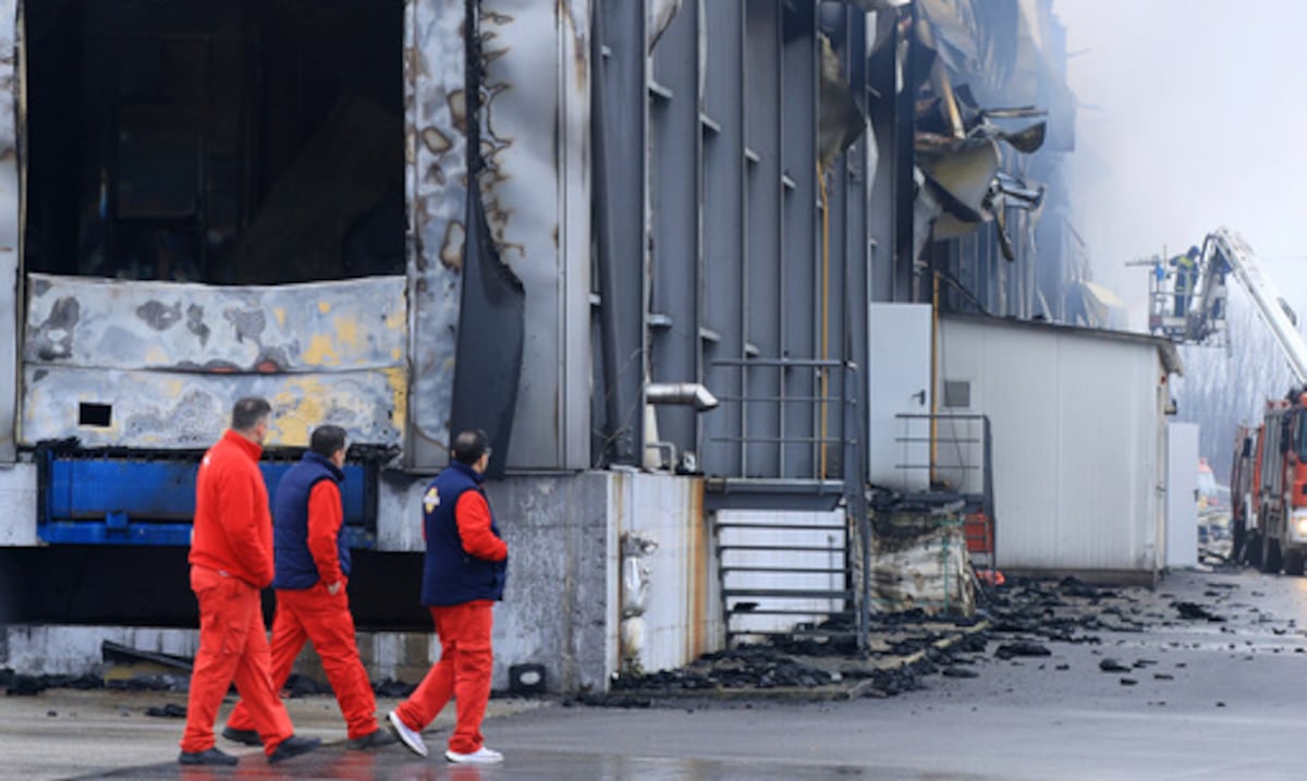 Explosión e incendio en fábrica de galletas en Grecia mata a 5 trabajadores