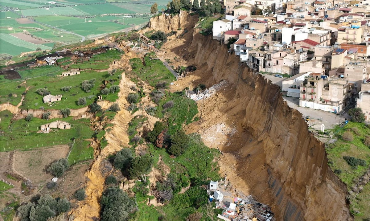 Al borde de un barranco: en máxima alerta un pueblo italiano tras un deslizamiento de tierra