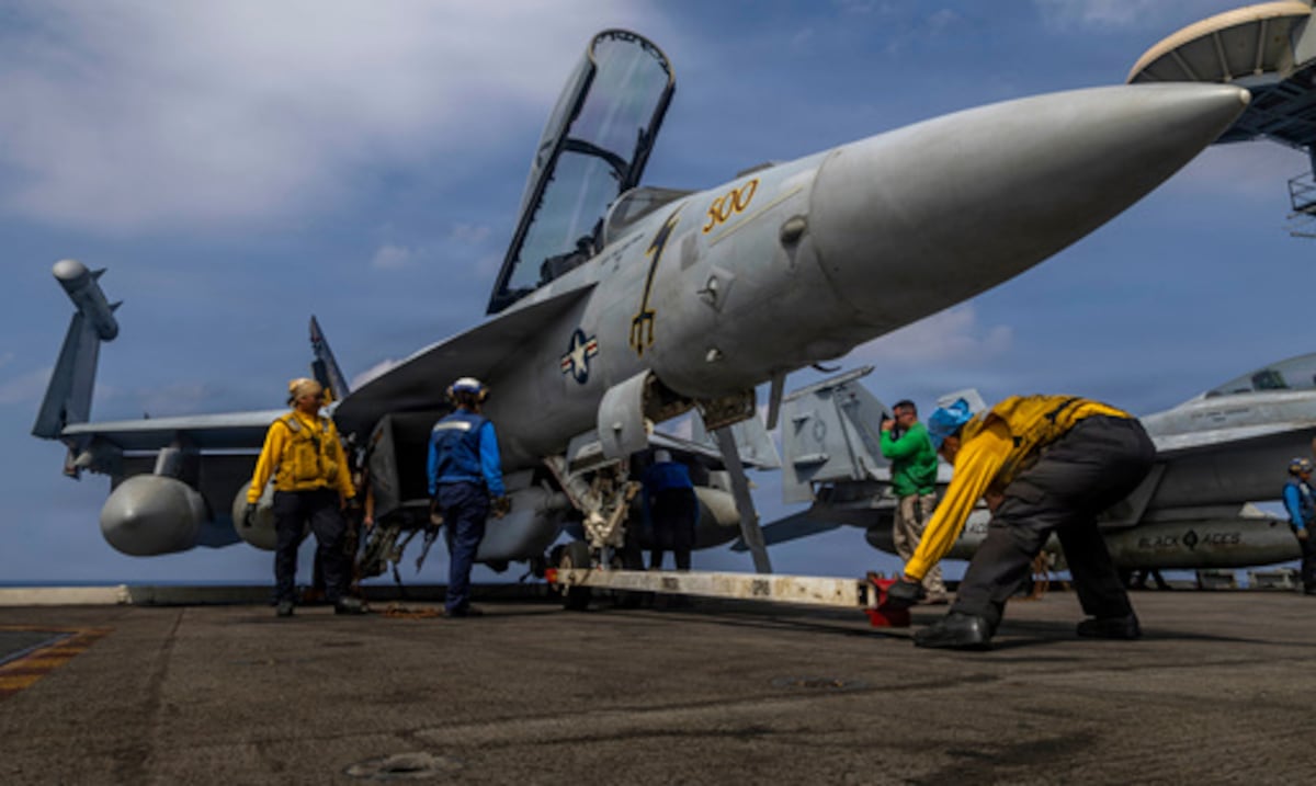 Milicias respaldadas por Irán amenazan con nuevos ataques, mientras avanza buque militar de Estados Unidos