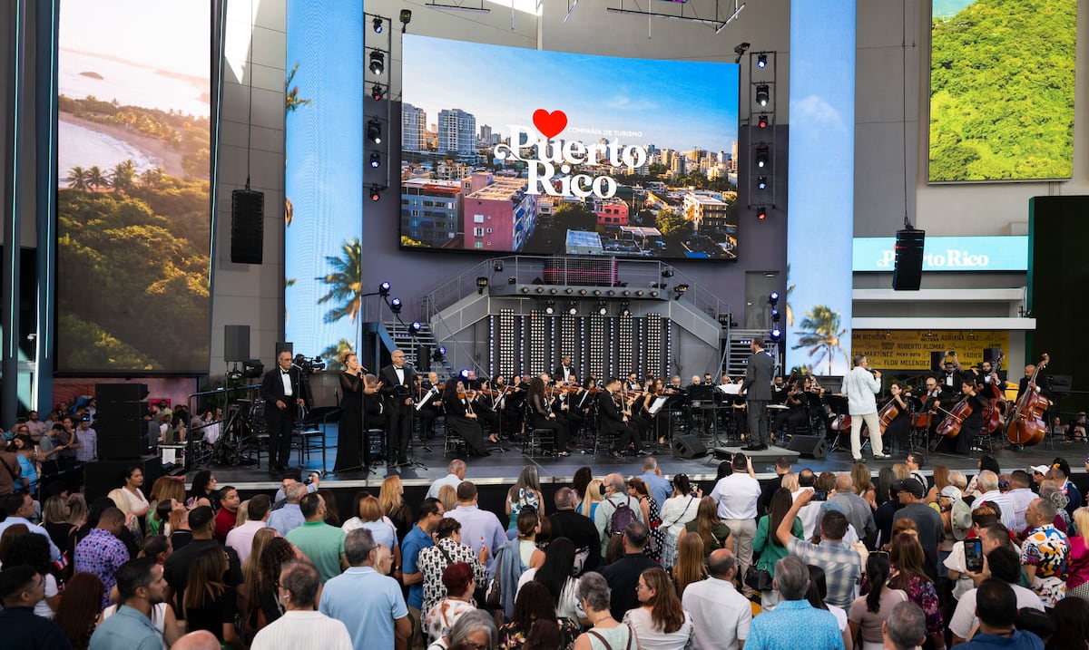 “Pelos de punta”: españoles viven con emoción presentación de campaña y concierto en Fitur