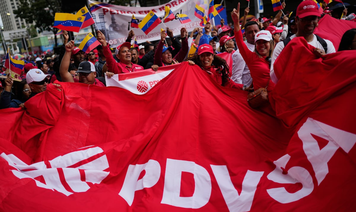 Presidenta interina de Venezuela firma reforma petrolera para atraer inversionistas