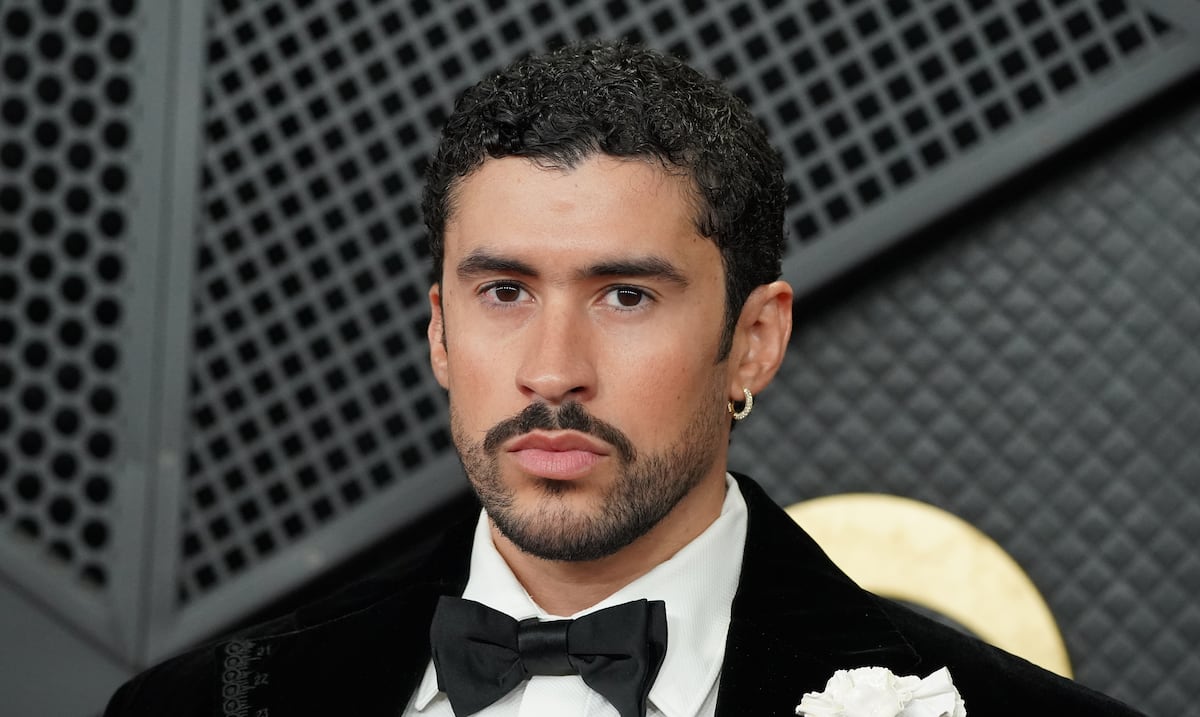 Bad Bunny luce el primer diseño masculino de Schiaparelli en los Grammy 2026