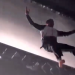 Rapero sufre aparatosa caída tras saltar al vacío en concierto