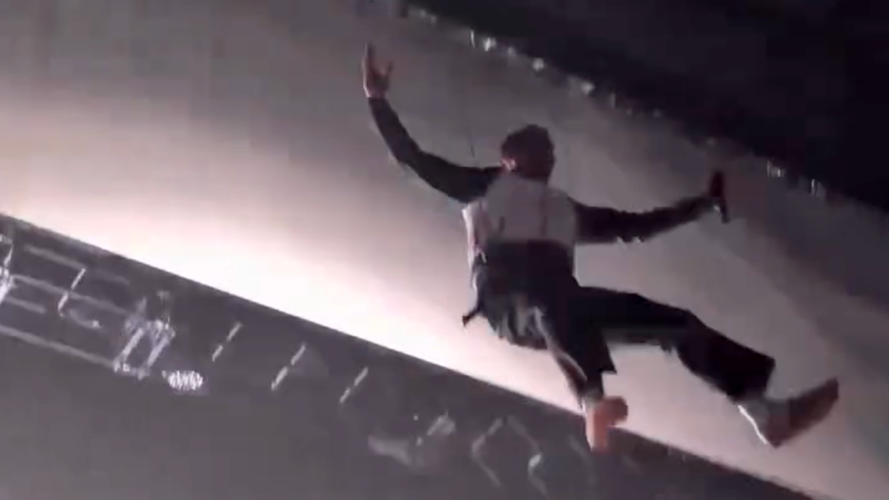 Rapero sufre aparatosa caída tras saltar al vacío en concierto