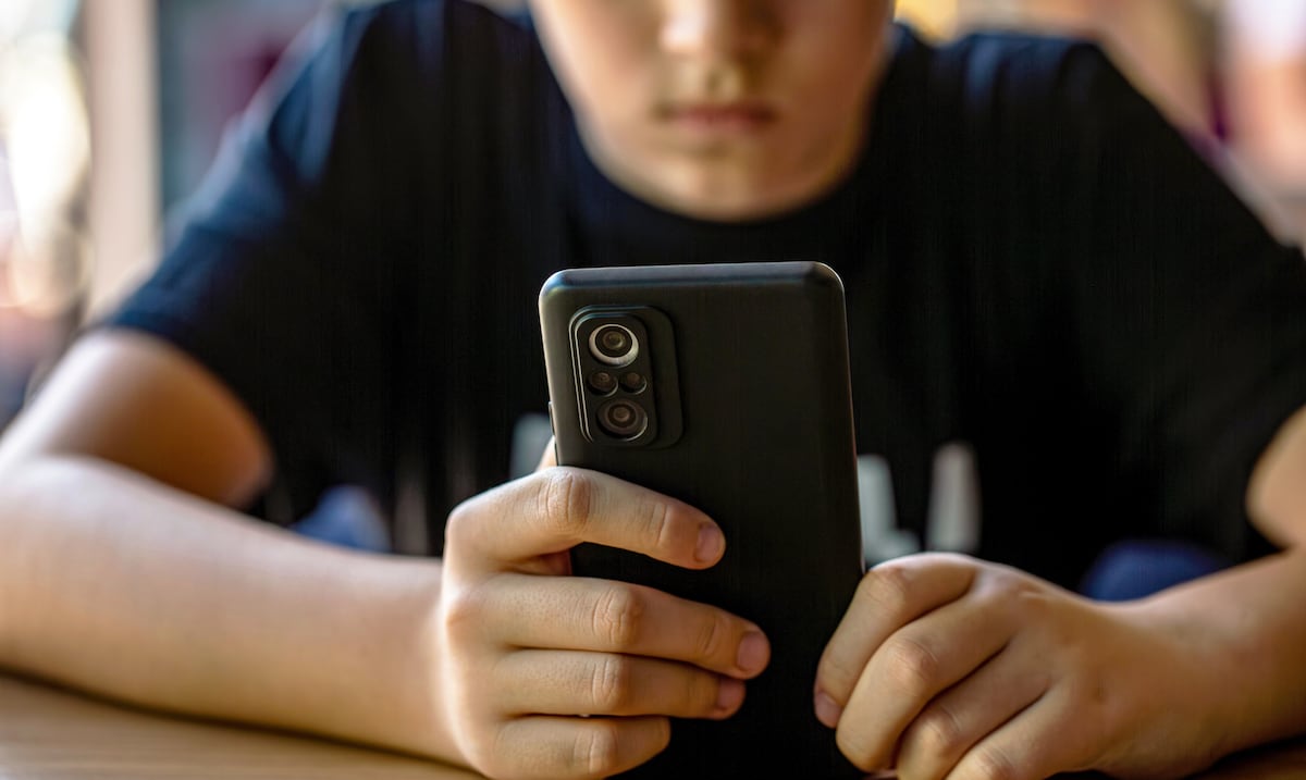 Controversia en España: el gobierno busca prohibir redes sociales para menores de 16 años