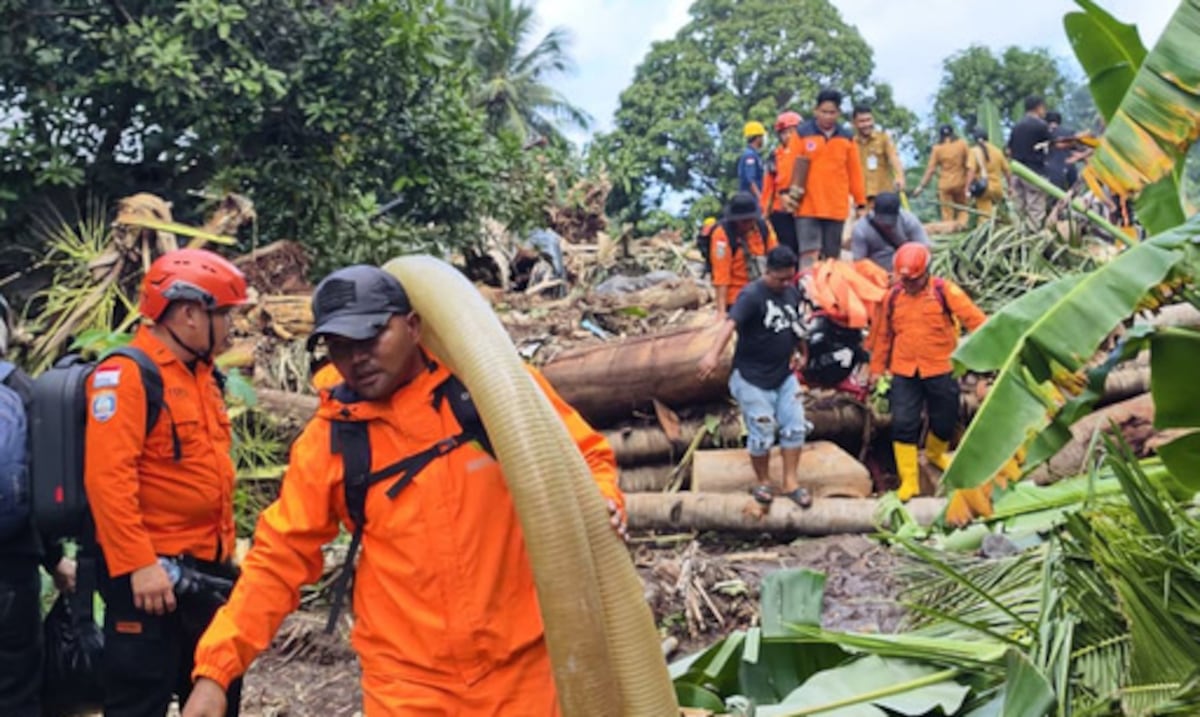Inundaciones repentinas en Indonesia causan al menos 16 muertos y arrasan viviendas
