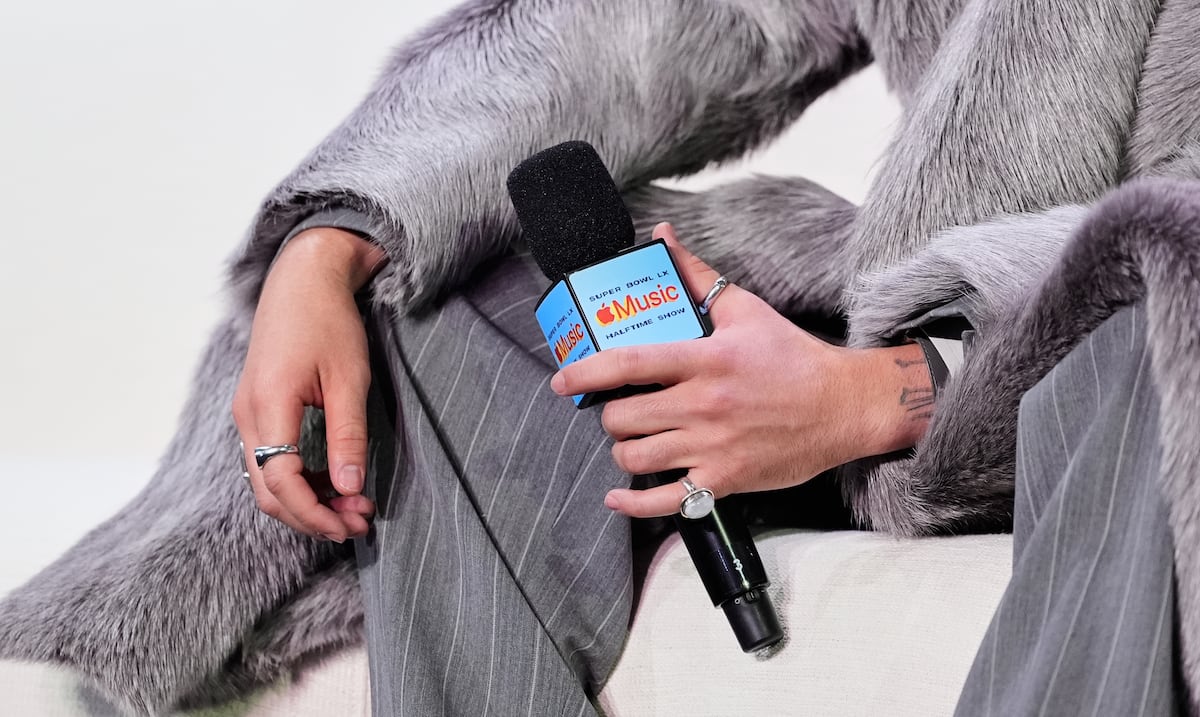 Todos los detalles del “look” de Bad Bunny en la conferencia de prensa del Super Bowl