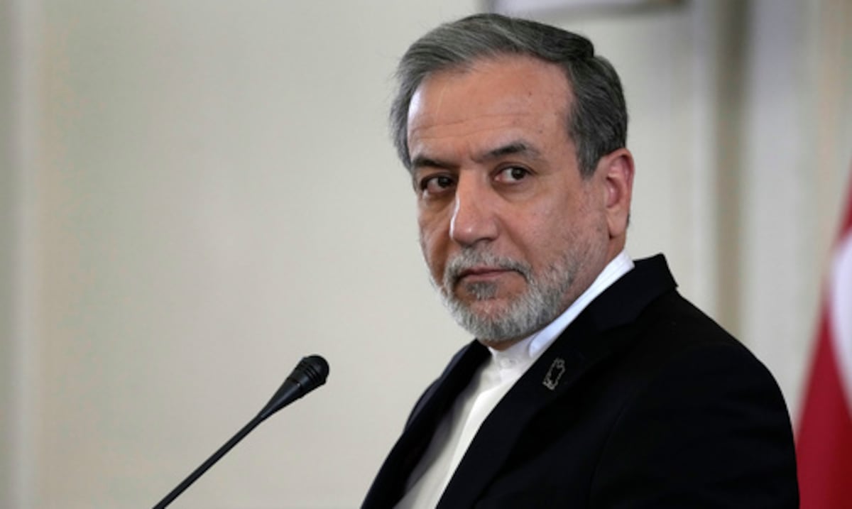 El jefe de la diplomacia de Irán se muestra tajante ante las negociaciones con Estados Unidos: “Temen nuestra bomba atómica”