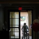 ¿Cómo puedes proteger a un ser querido al elegir una residencia de ancianos o un centro de vida asistida?