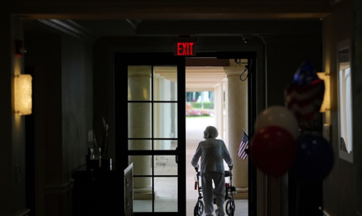 ¿Cómo puedes proteger a un ser querido al elegir una residencia de ancianos o un centro de vida asistida?