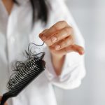 Si se te cae el pelo, estos son los alimentos que deben estar en tu plato, según experta en hormonas