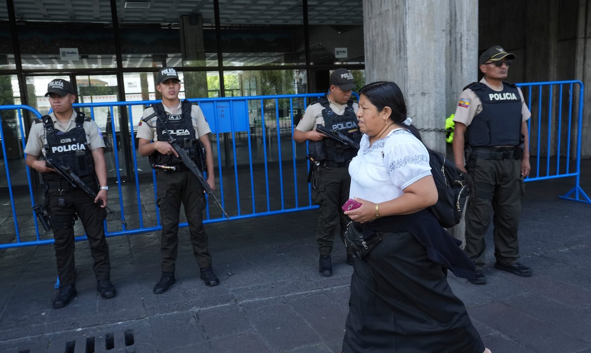 Al menos cuatro personas son asesinadas en un ataque armado en una playa de Ecuador