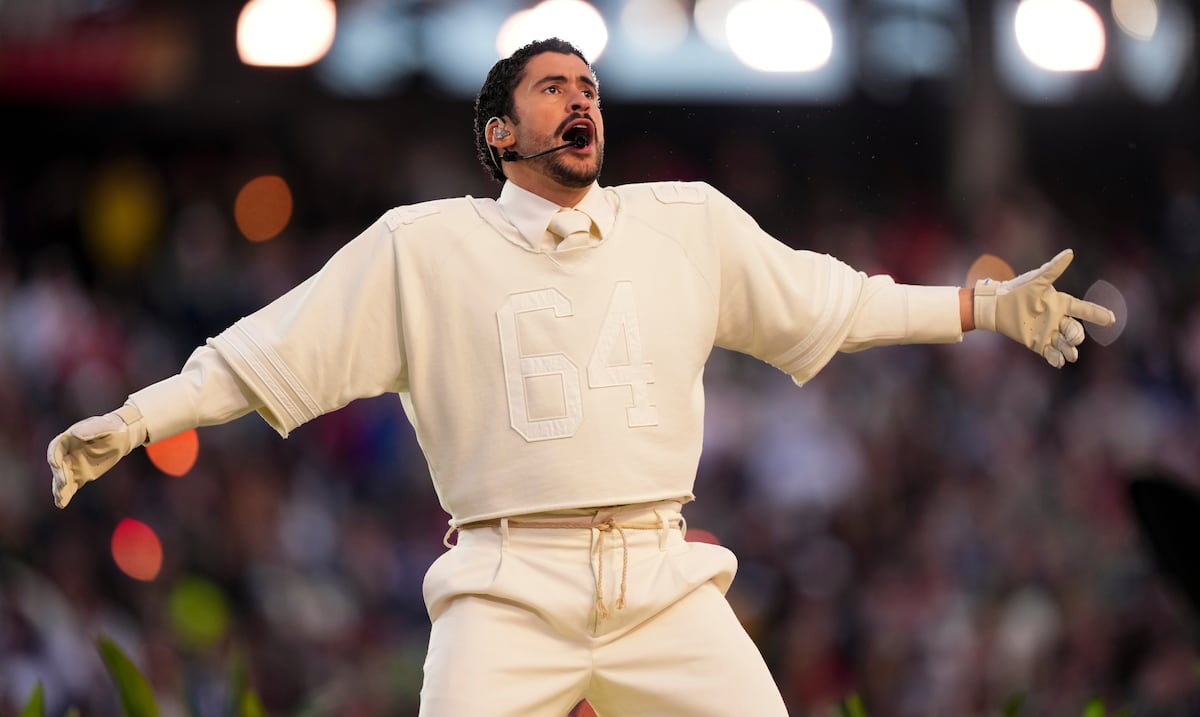 Bad Bunny agradece a cada empleado de Zara por la camiseta que lució en el Super Bowl