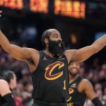 James Harden debuta en Cleveland y contribuye al triunfo sin mucho protagonismo