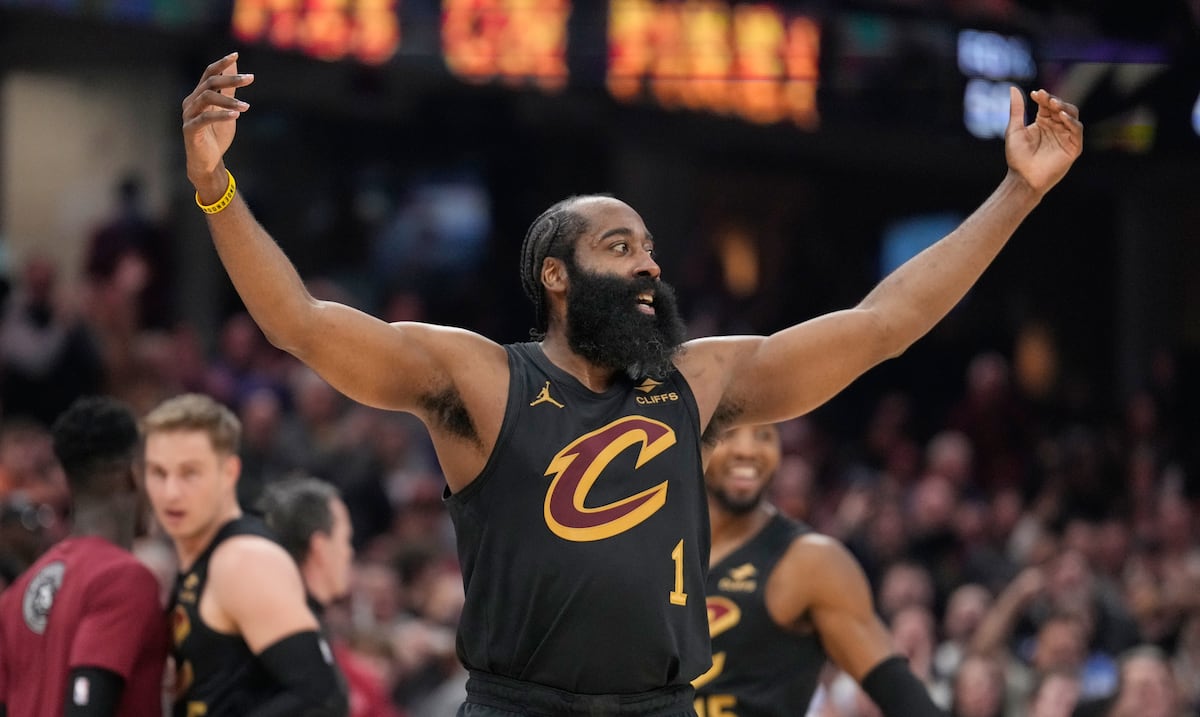 James Harden debuta en Cleveland y contribuye al triunfo sin mucho protagonismo