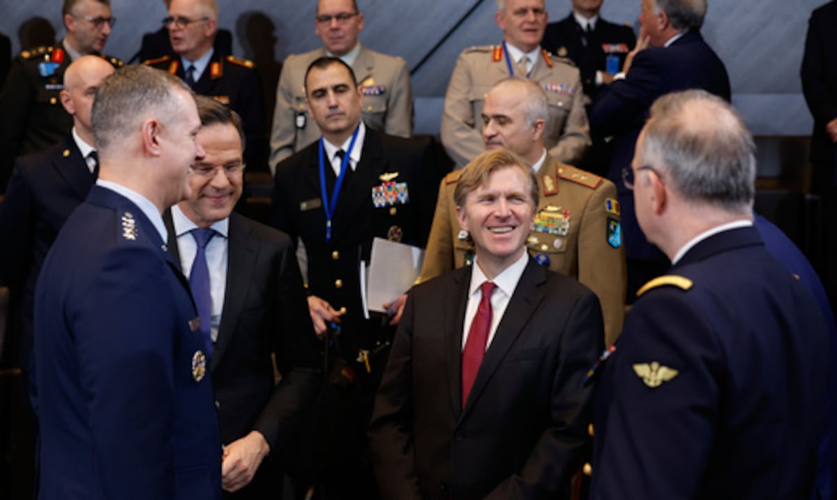 Los aliados de Estados Unidos en la OTAN se centran en Europa mientras la administración Trump da un paso atrás