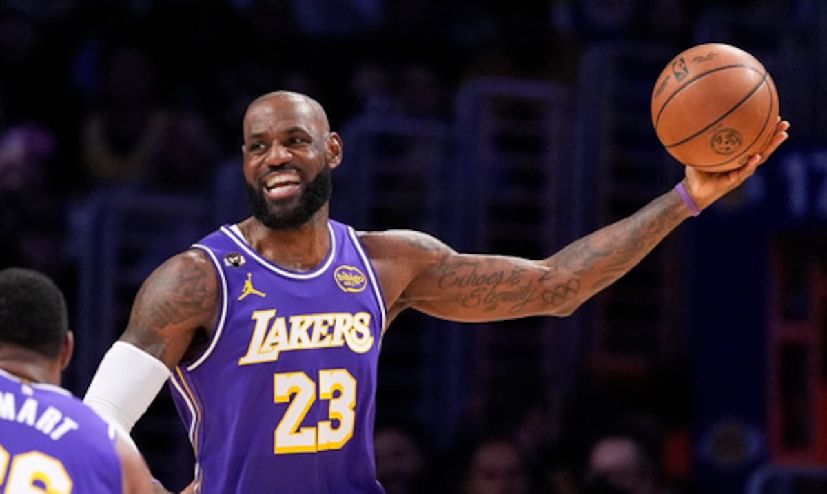 LeBron James se convierte en el jugador de más edad en lograr un triple doble en la historia de la NBA