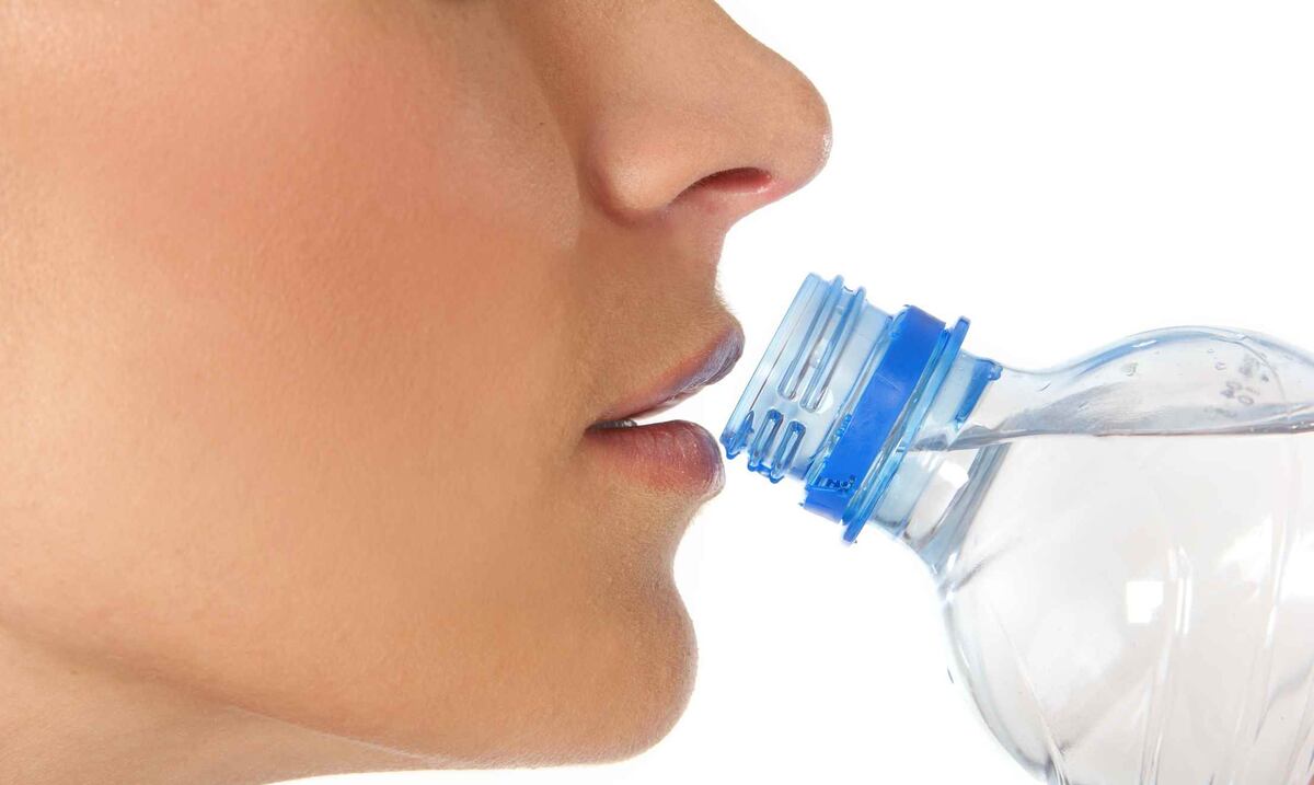 ¿Es dañino para la salud consumir agua embotellada?