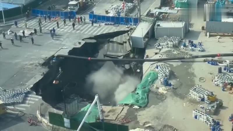 Captan momento en que tierra se traga calle entera en Shanghai