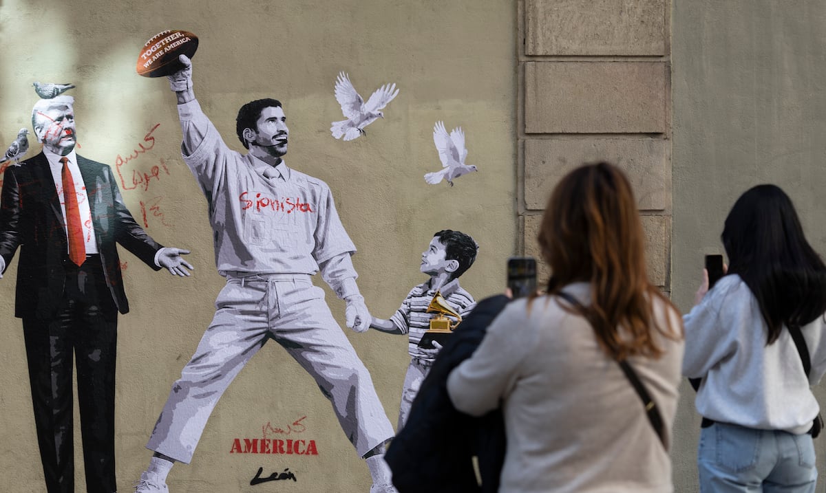 Grafiti de Bad Bunny en España llama la atención por su mensaje