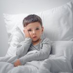 ¿Es normal que jóvenes y niños se levanten frecuentemente durante la noche a orinar?