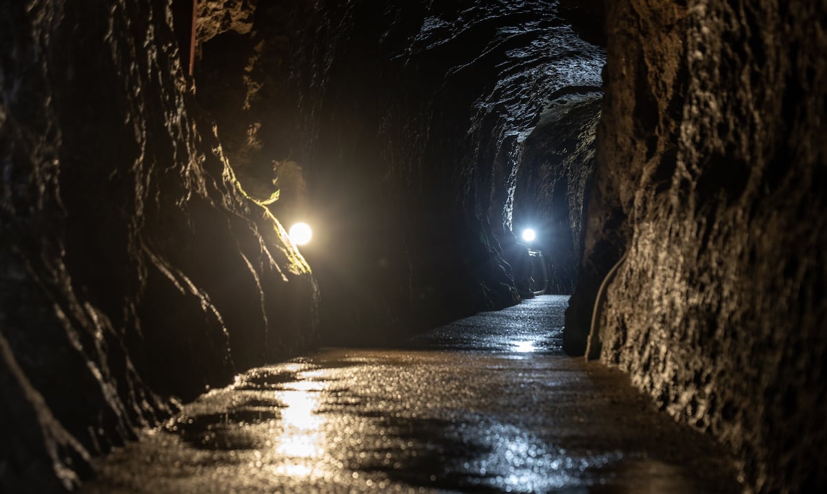 Rescatistas buscan a seis mineros atrapados tras explosión en una mina en Colombia