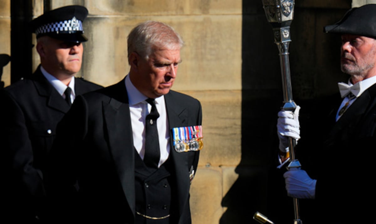 El expríncipe Andrew pasó de piloto de helicóptero y enviado comercial a marginado de la realeza