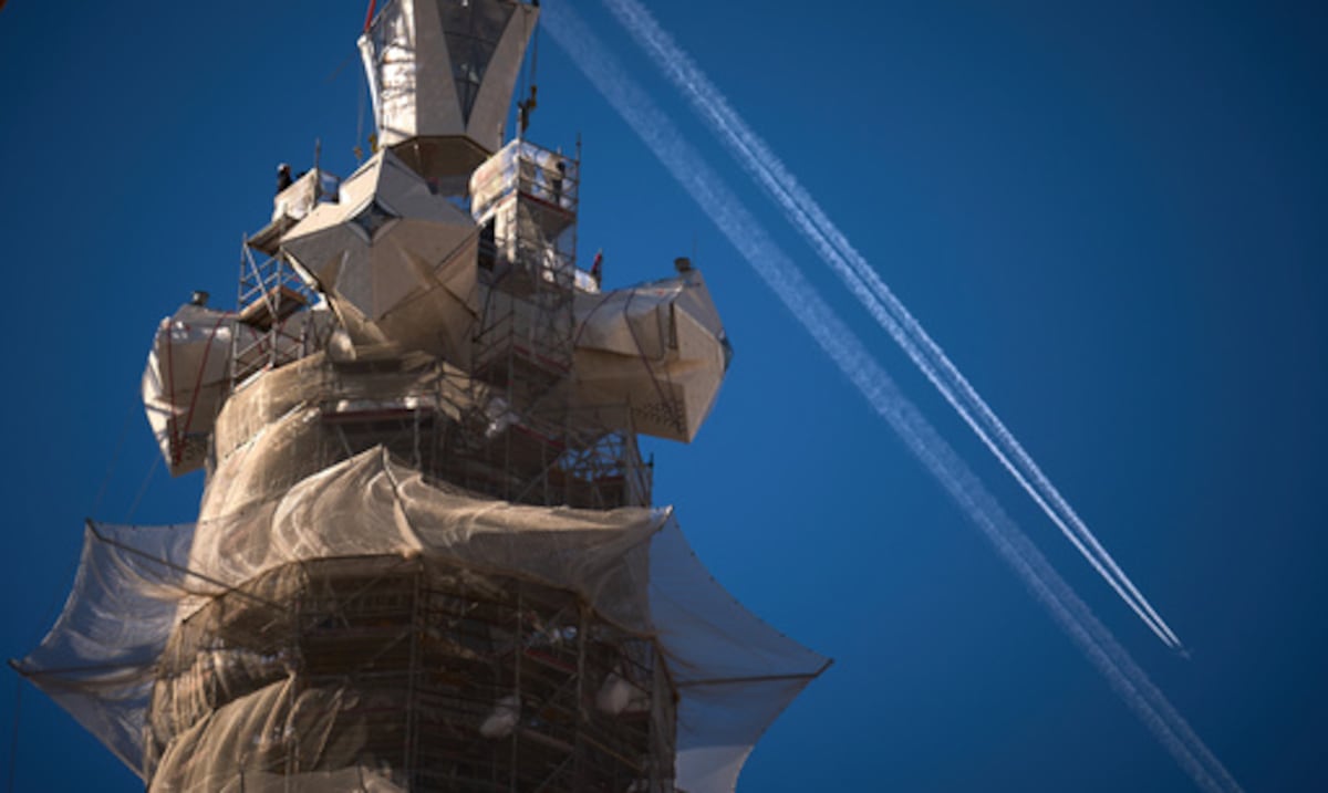 La Sagrada Familia de Barcelona alcanza su apogeo con la finalización de su altísima torre central