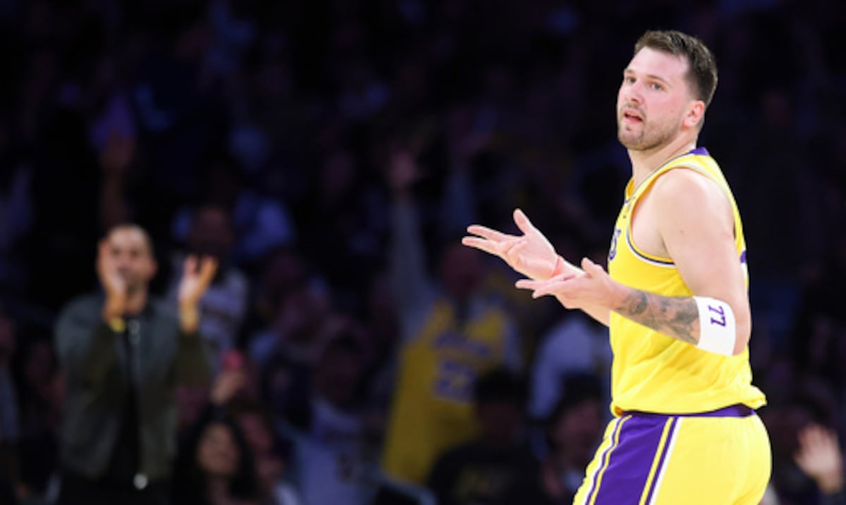 Luka Doncic marca 38 puntos en la victoria de los Lakers ante los Clippers