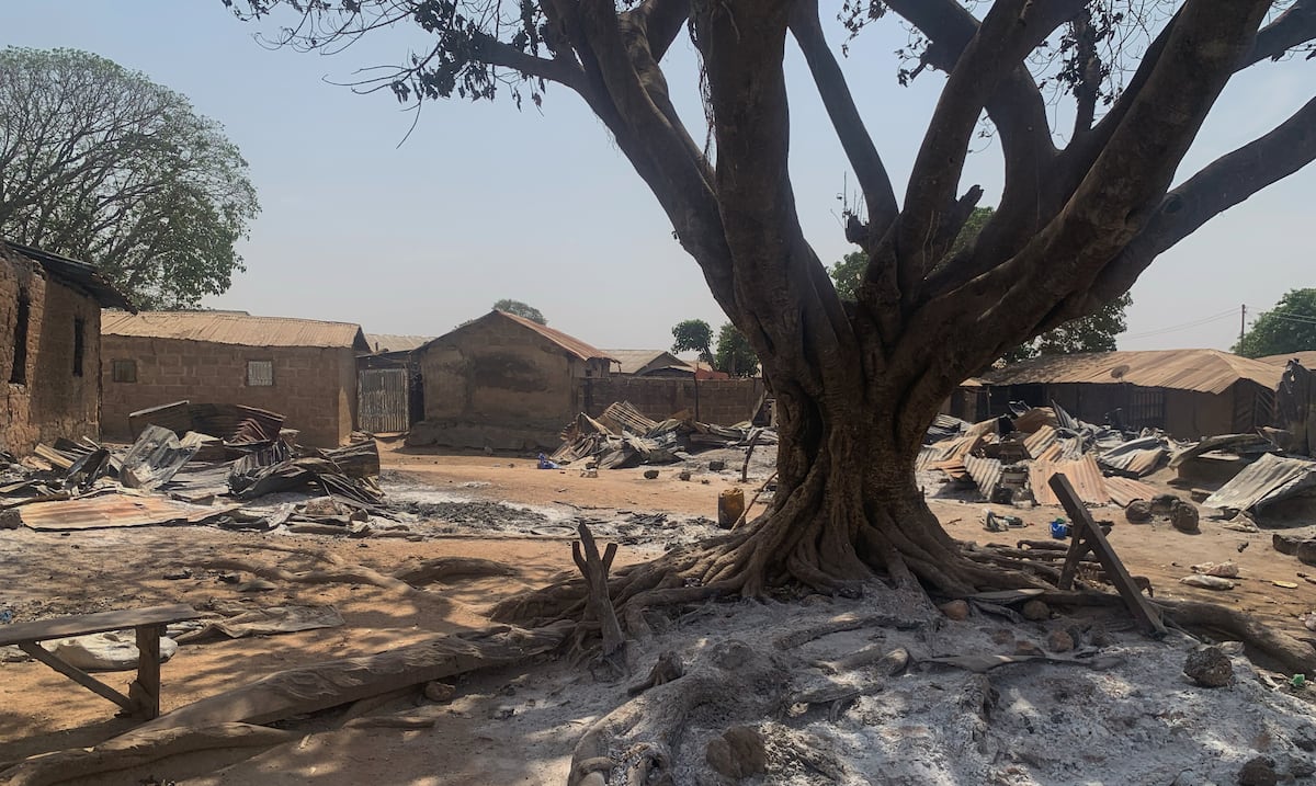 Hombres armados atacan una aldea y matan a unas 50 personas en Nigeria
