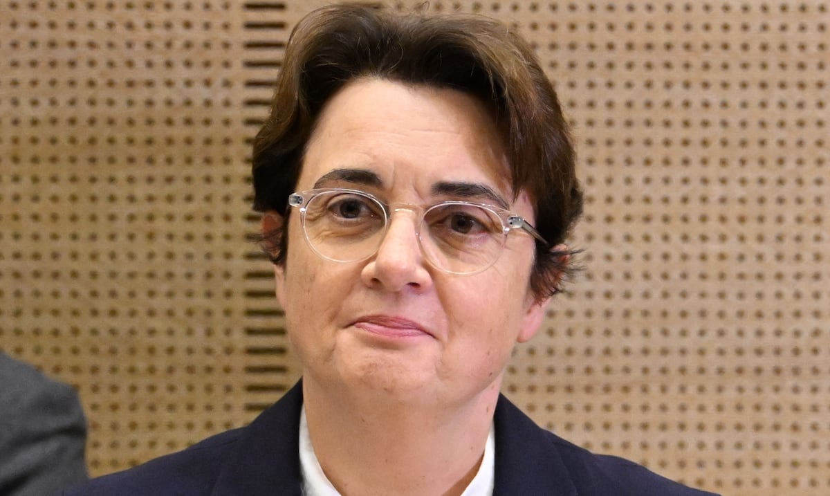 Renuncia la directora del Museo del Louvre tras el robo de joyas en París