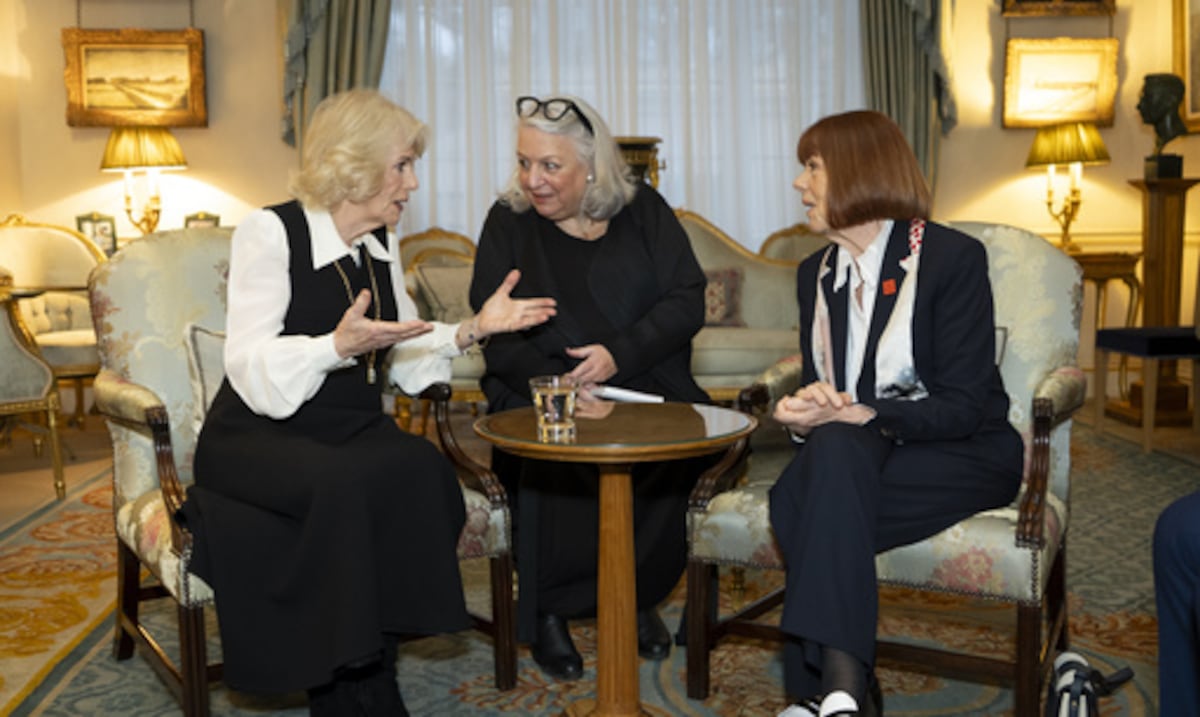 “Sin palabras”: El emotivo encuentro de la reina Camila con Gisèle Pelicot