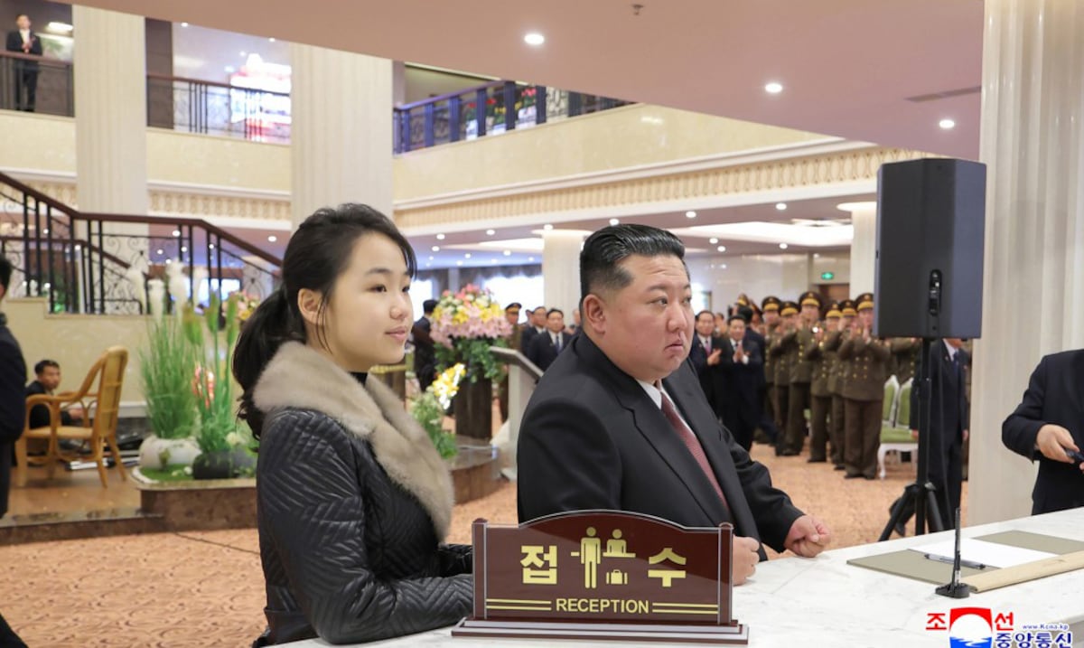 Kim Jong-un visita lujoso complejo turístico con su hija Ju-ae, figura clave en la sucesión
