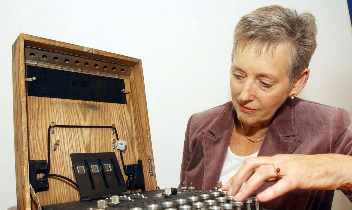 Fallece Stella Rimington, primera mujer en dirigir el MI5 e inspiración en los filmes de James Bond