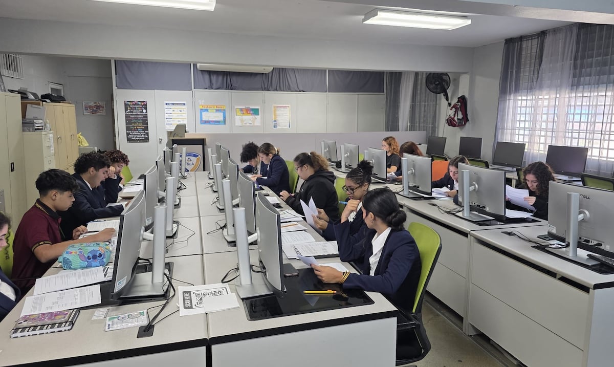 Más de 150 estudiantes de escuela superior se certificarán para preparar planillas sin costo