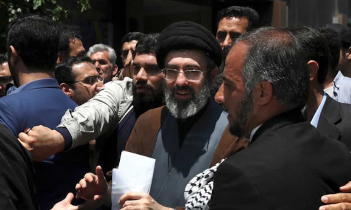 Un hijo del difunto líder supremo de Irán es candidato a reemplazarlo mientras arrecia la guerra