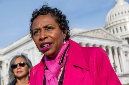 “Régimen intolerante y racista”: presidenta del Caucus Negro del Congreso truena contra post de Donald Trump sobre los Obama