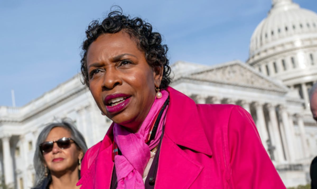 “Régimen intolerante y racista”: presidenta del Caucus Negro del Congreso truena contra post de Donald Trump sobre los Obama