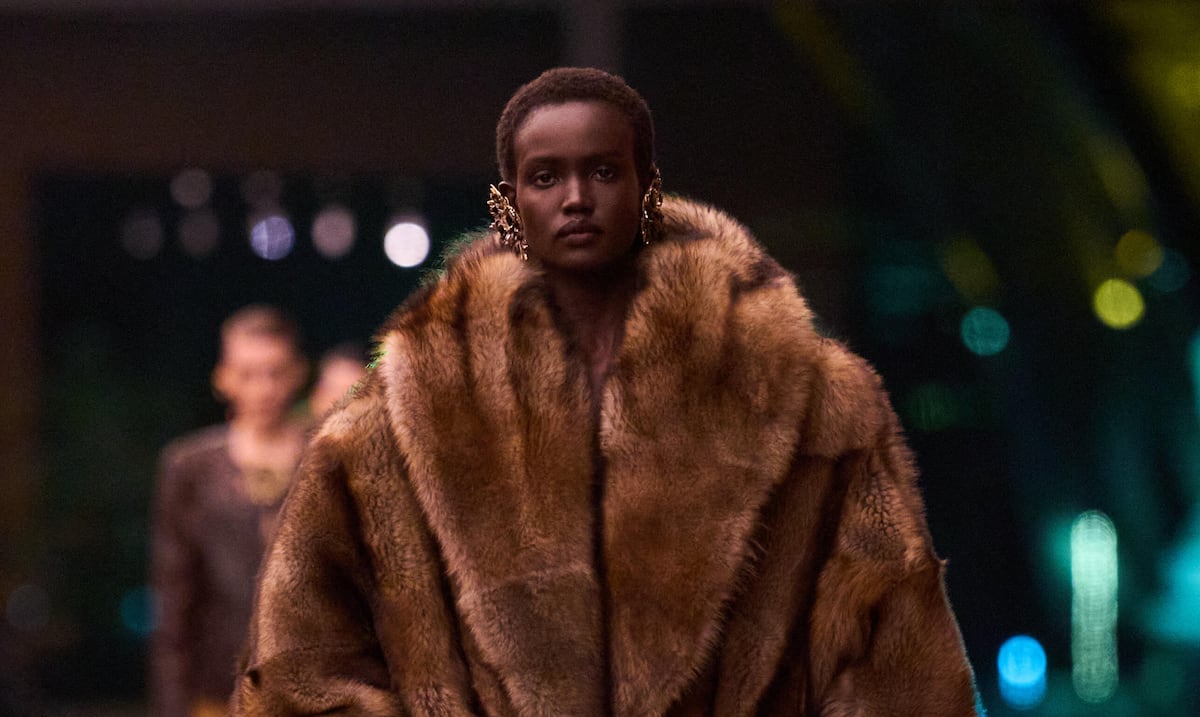 Hombros estructurados, estampados y más: tendencias que dejó la Paris Fashion Week