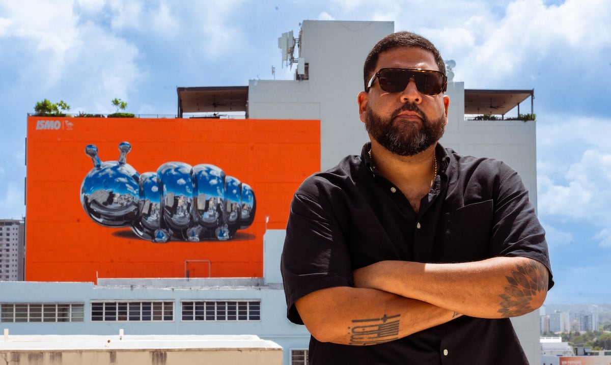 Una oruga cromada: nueva obra del muralista Bik Ismo engalana Santurce