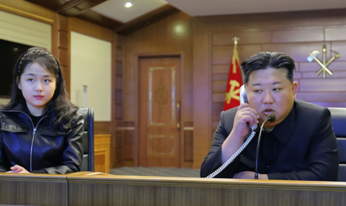 Kim Jong Un observa con su hija pruebas de misiles disparados desde un buque de guerra