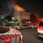 Misil de racimo iraní impacta en un edificio cerca del aeropuerto de Tel Aviv