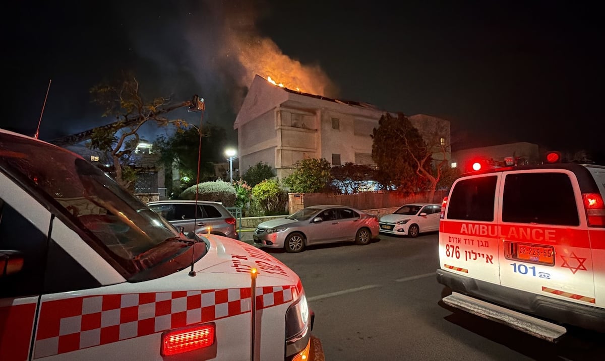 Misil de racimo iraní impacta en un edificio cerca del aeropuerto de Tel Aviv