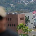 Estados Unidos vuelve a izar su bandera en la embajada en Venezuela tras siete años de ruptura diplomática