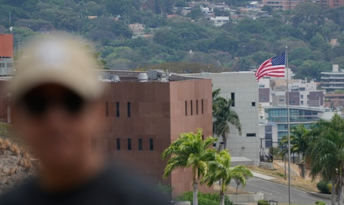 Estados Unidos vuelve a izar su bandera en la embajada en Venezuela tras siete años de ruptura diplomática
