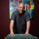 La historia detrás de “Mano Santa”: más de 15,000 personas y artistas han sido aliviadas a través de su tacto