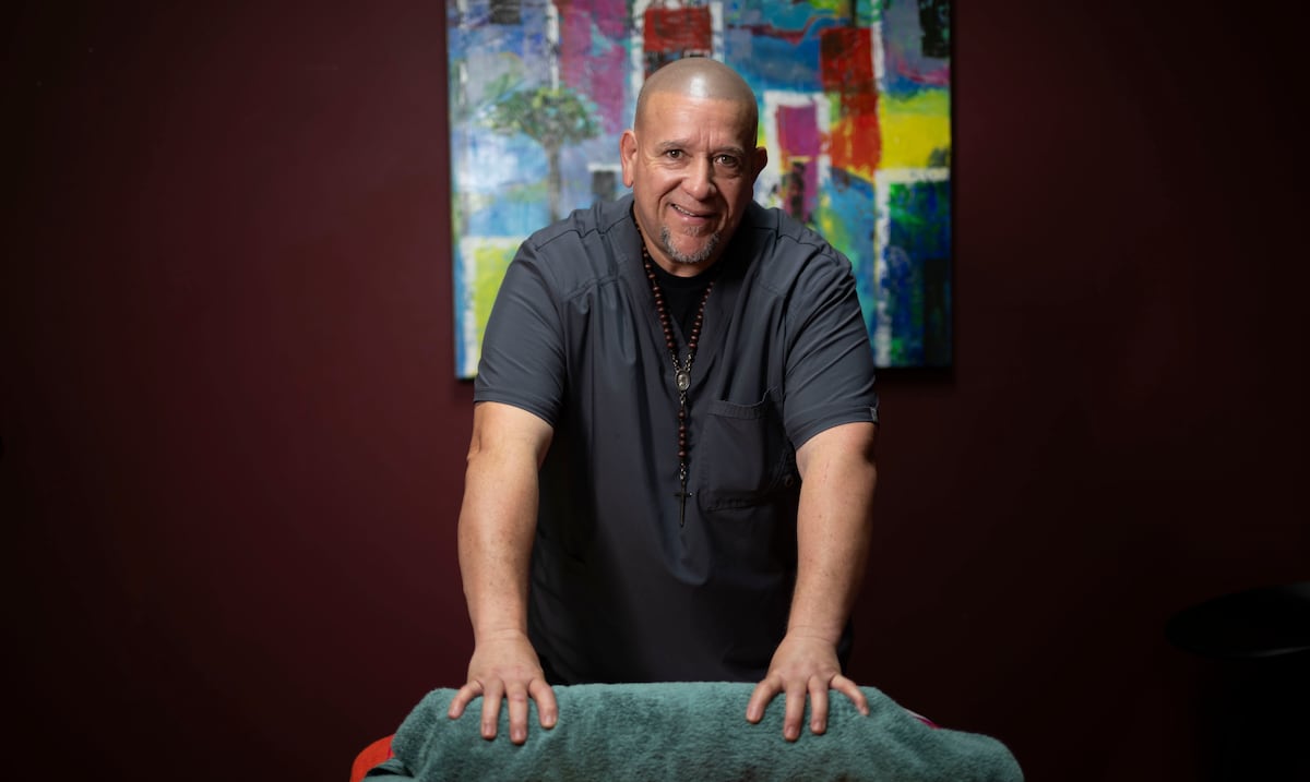 La historia detrás de “Mano Santa”: más de 15,000 personas y artistas han sido aliviadas a través de su tacto