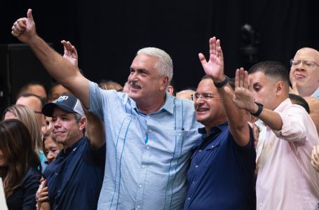 Pedro Pierluisi oficializa su candidatura rodeado por parte de la plana mayor del PNP